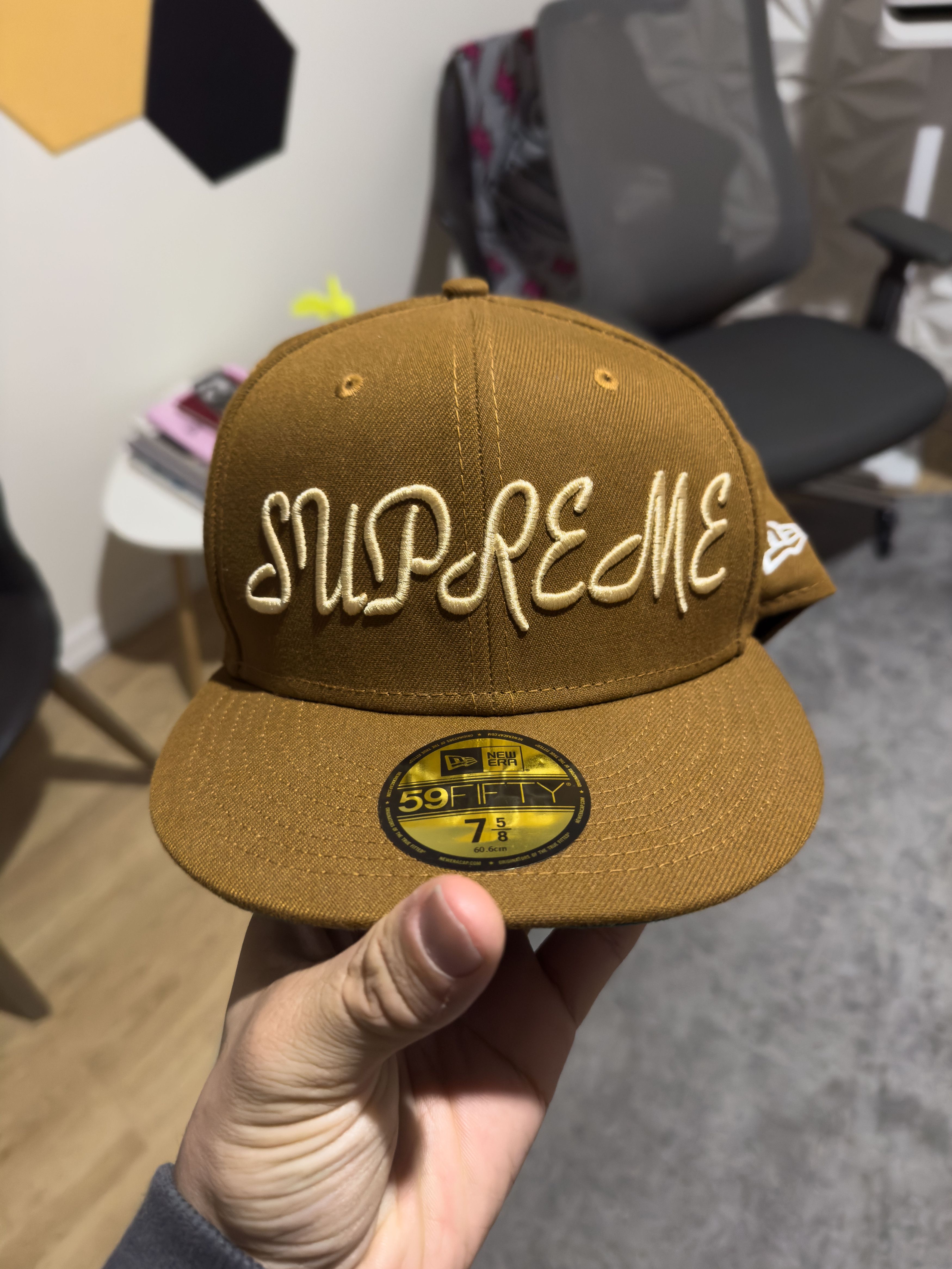 新品 Supreme Script Logo New Era Tan 7 3/8 Supreme Piping Script Logo New Era 