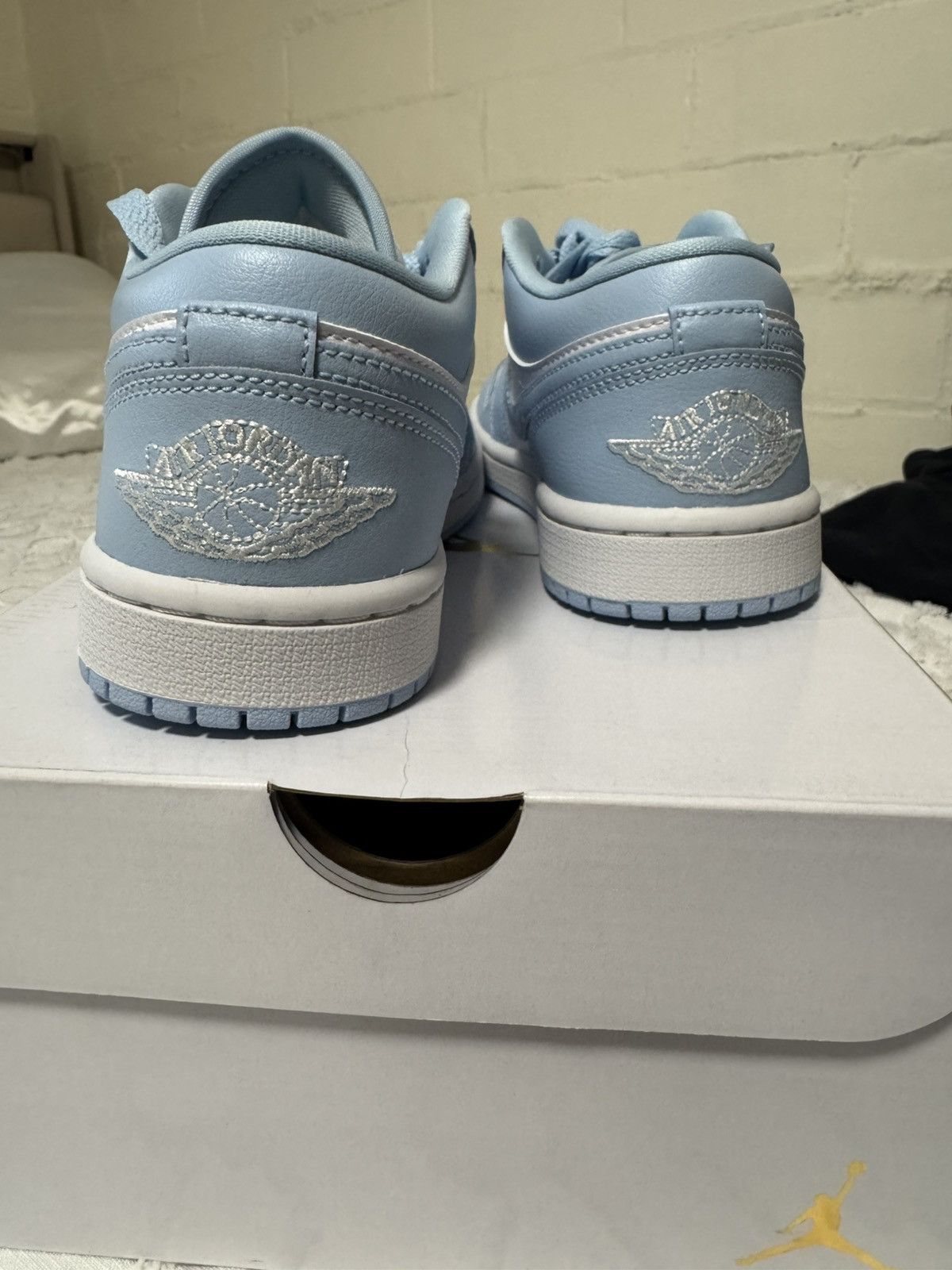 Nike WMNS AIR JORDAN 1 LOW Size US 6 / IT 36 - 9 Thumbnail