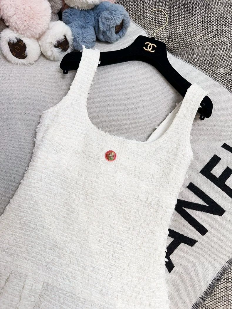 Chanel Chanel White dress, pink lion buckle suspender dress Size XXS / US 00 / IT 34 - 3 Thumbnail