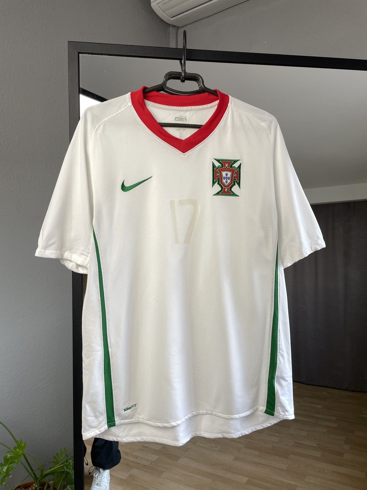 Vintage Portugal Away Tee Euro 2008 Quaresma #17 Socer Jersey Size US L / EU 52-54 / 3 - 1 Thumbnail