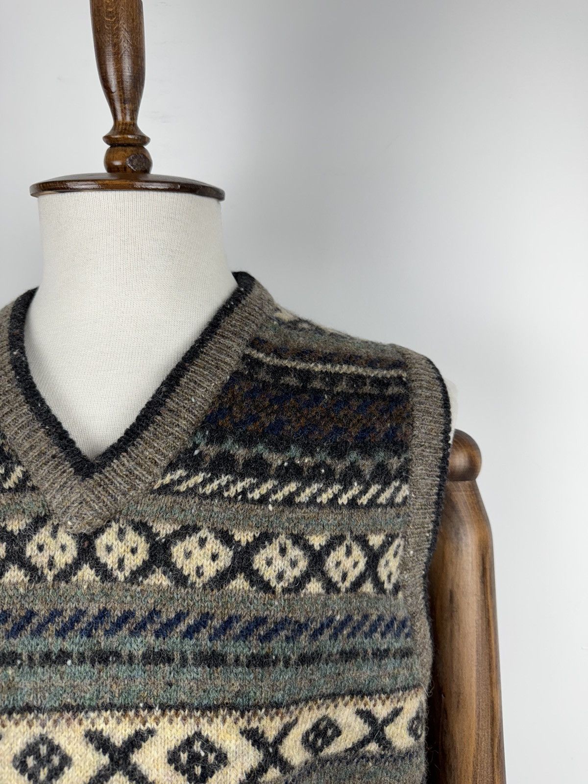 Burton × Vintage Vintage Burtons Abstract Wool Retro 90’ Vest Sweater size L Size US L / EU 52-54 / 3 - 3 Thumbnail