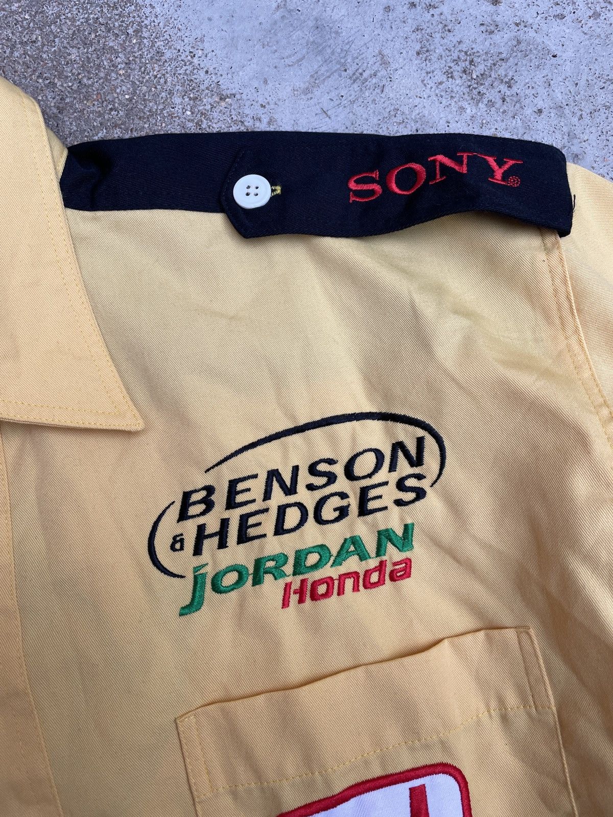 Vintage 2001 F1 jordan honda benson & headges team Size US M / EU 48-50 / 2 - 10 Thumbnail