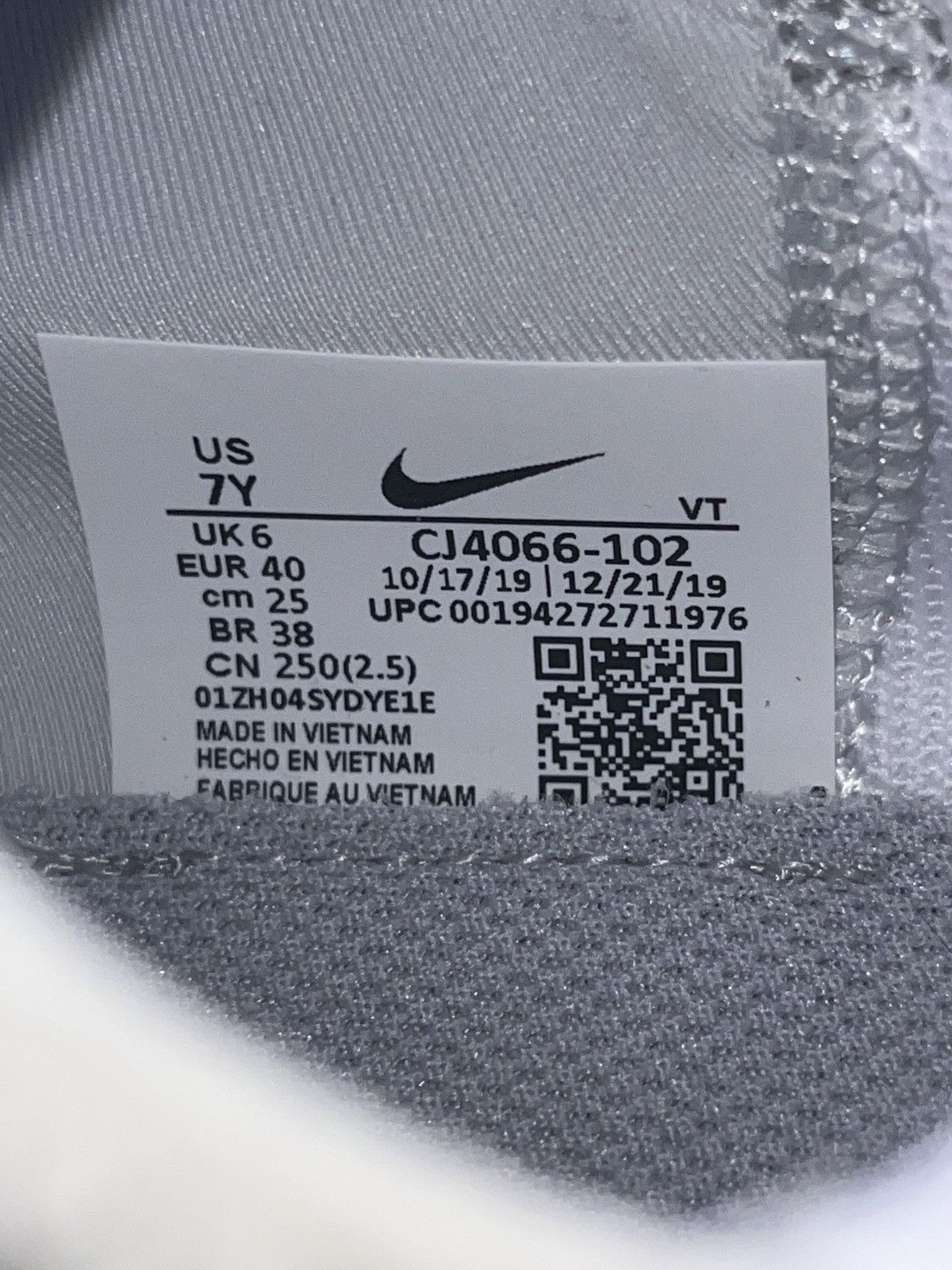 Nike Airmax 2090 Triple White Size US 7 / EU 40 - 4 Thumbnail