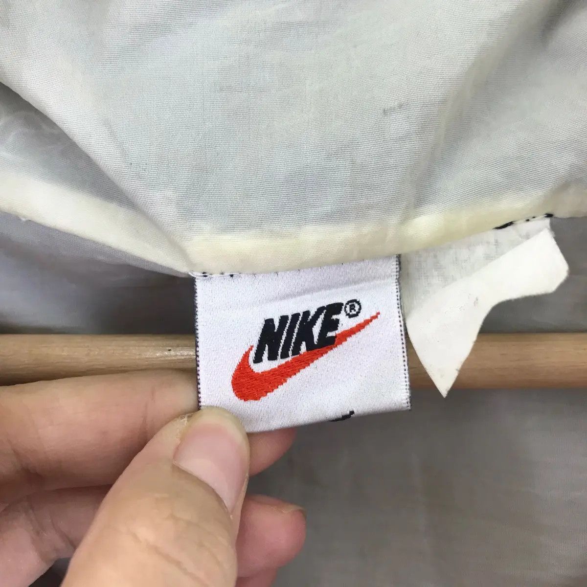 Vintage 90’ NIKE CENTER LOGO Swoosh Grey Tag Windbreaker