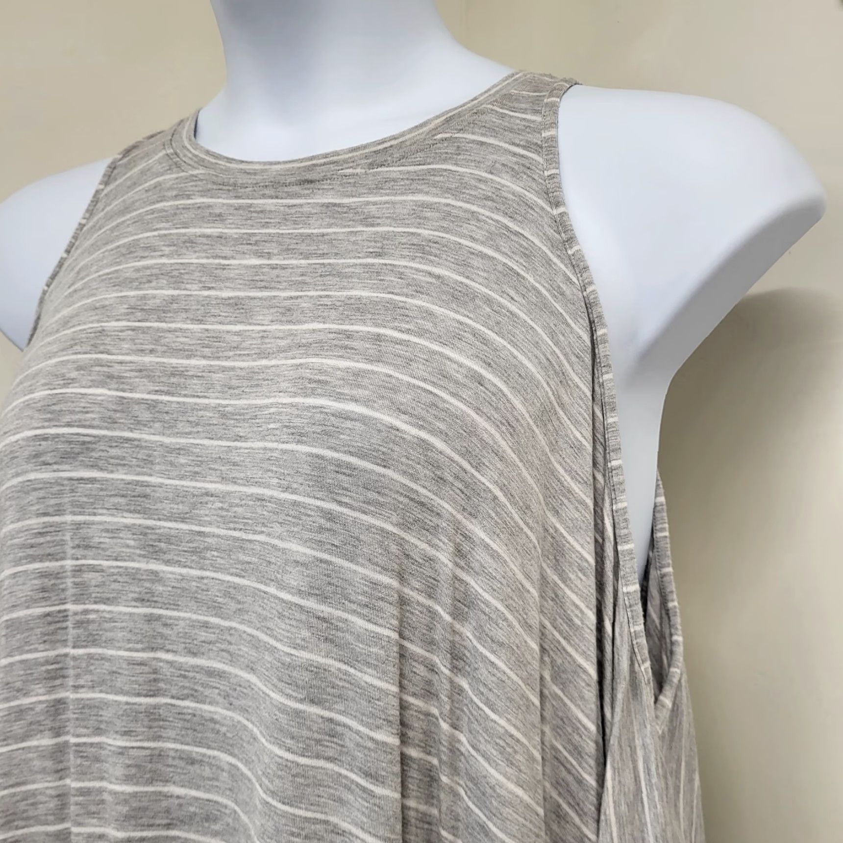 Vintage Anna & Ava Shirt Women's One Size Gray White Cold Shoulder Short Batwing Sleeve Size 42" / US 20 - 4 Thumbnail