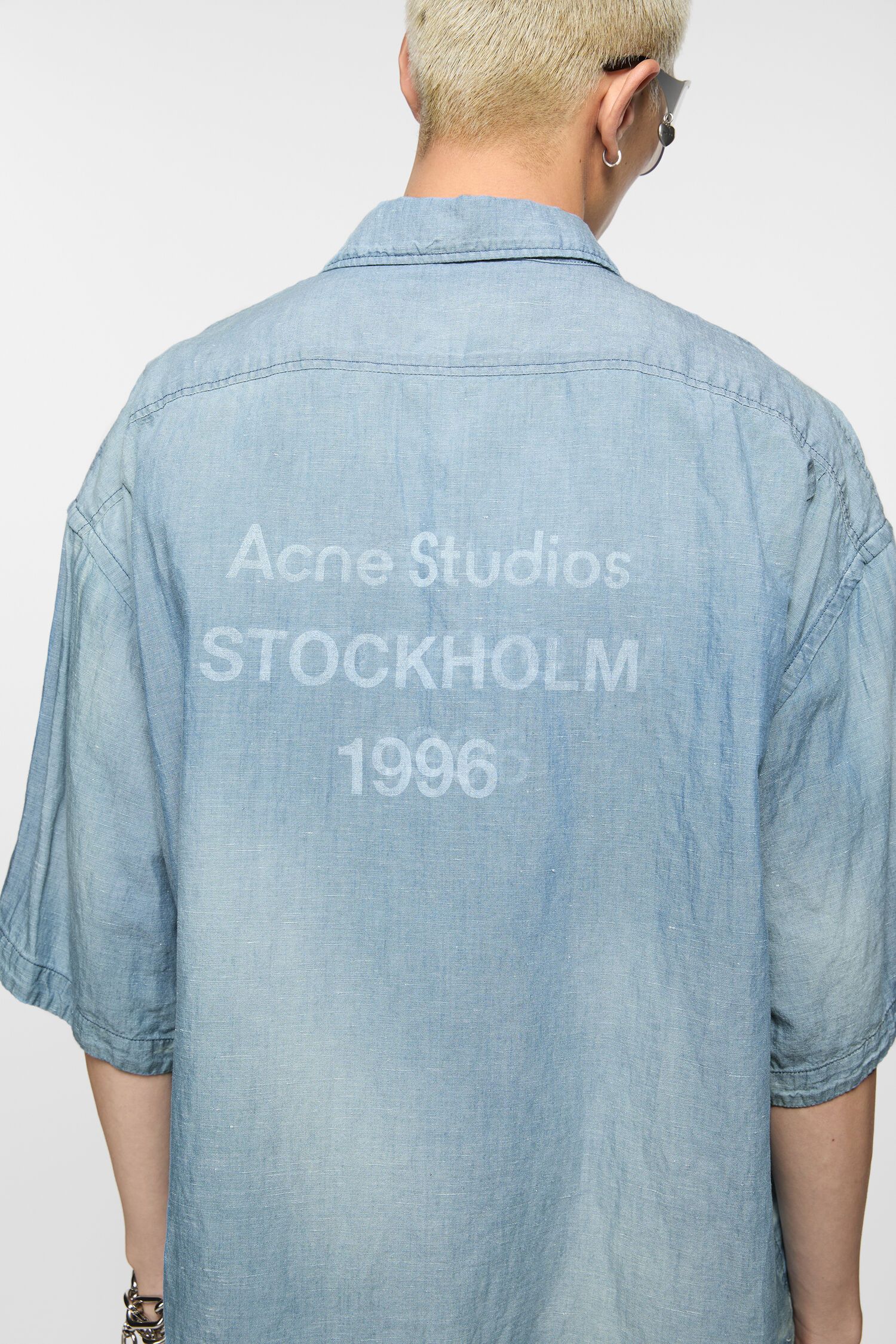 Acne Studios o1tko10825 Back Logo Stamp Denim Linen Shirt in Blue Size US M / EU 48-50 / 2 - 4 Thumbnail