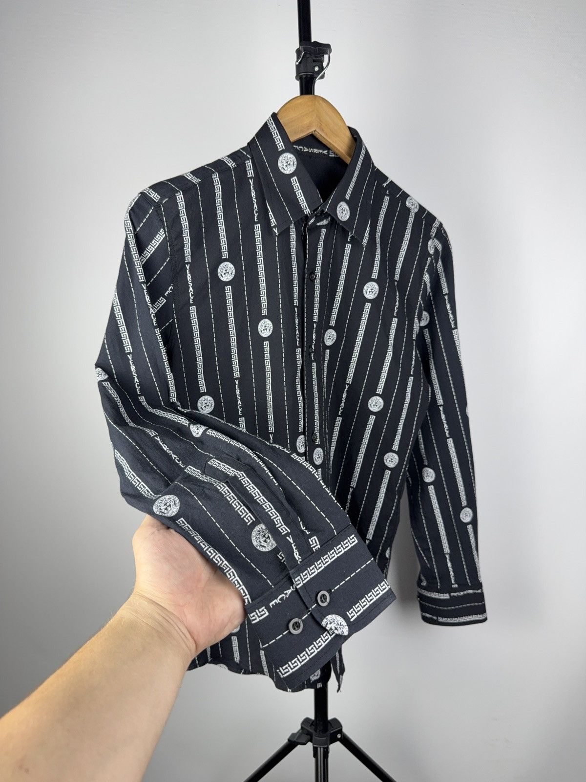 Designer Luxury Designer Baroque Medusa Pattern Shirt Long Sleeve Size US S / EU 44-46 / 1 - 3 Thumbnail