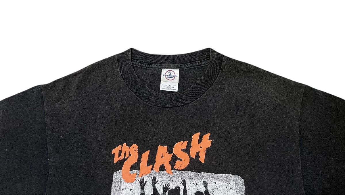 Vintage Vintage Y2K The Clash `White Riot’ T-shirt Size US M / EU 48-50 / 2 - 3 Thumbnail