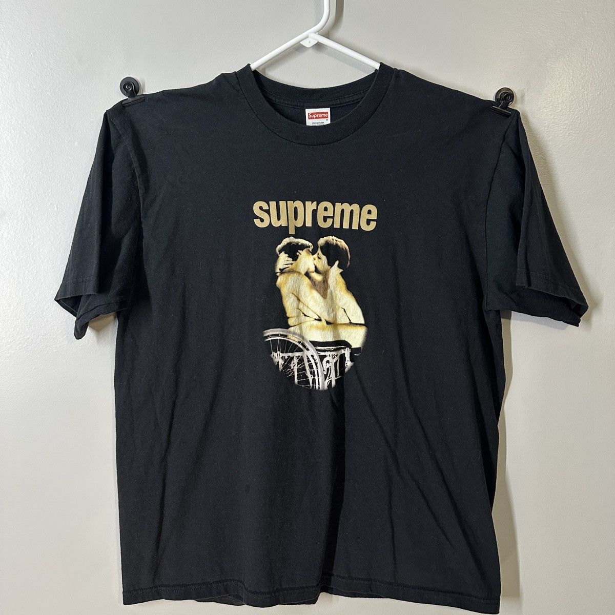 Supreme Black Supreme Kiss Tee (SS23) Size US XL / EU 56 / 4 - 1 Thumbnail