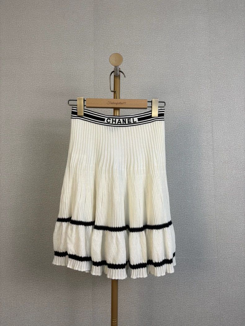 Chanel Chanel White Knit Letter Hem Skirt Size US 36 / EU 52 - 1 Thumbnail