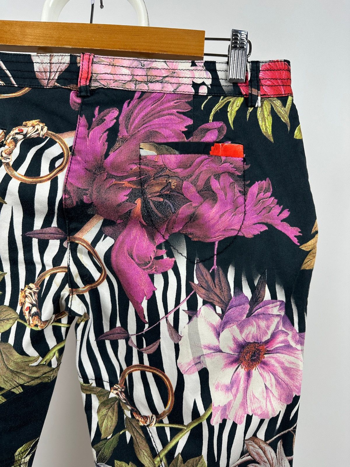 Roberto Cavalli Vintage Roberto Cavalli Class Floral Carpi Cropped Pants Size 32" / US 10 / IT 46 - 13 Thumbnail