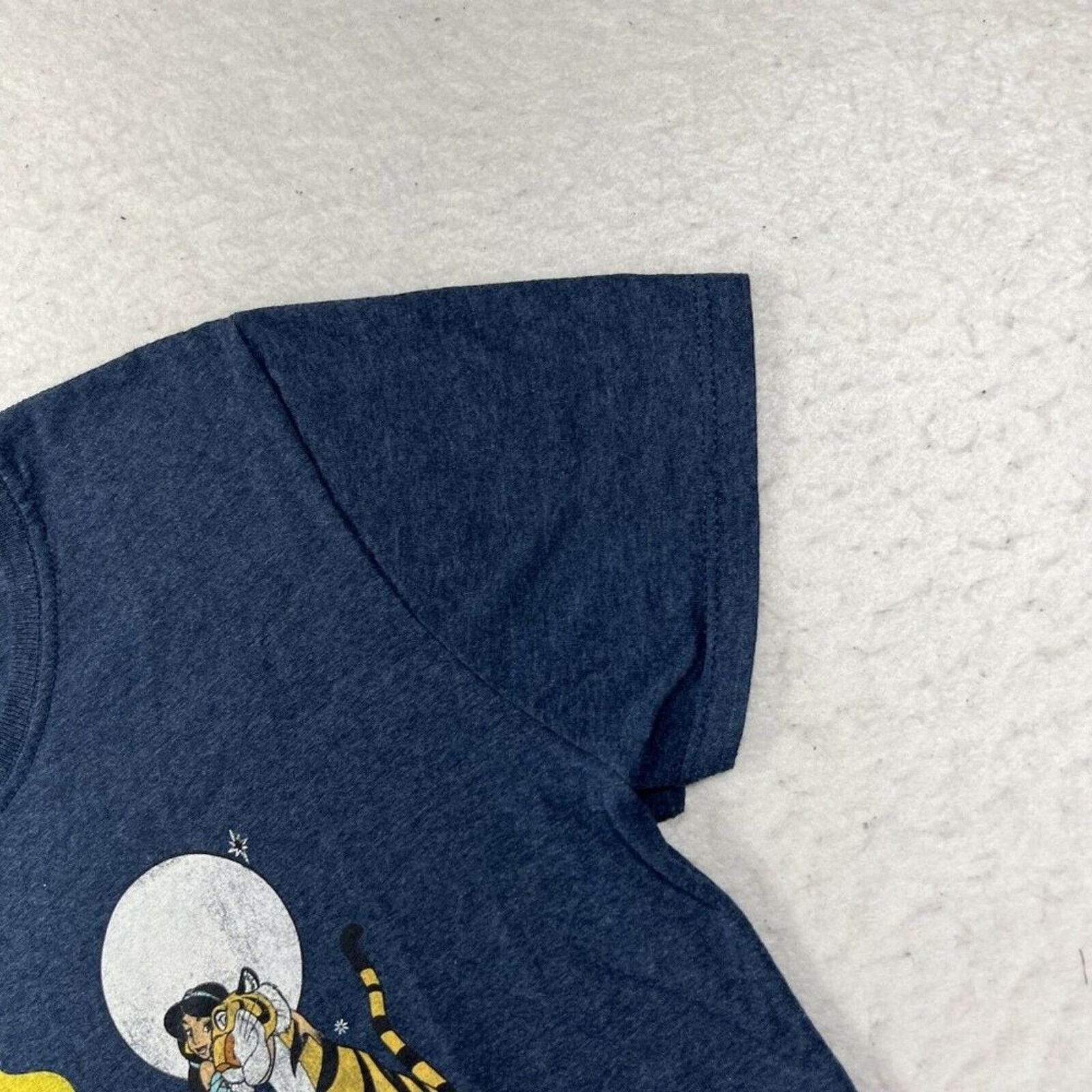 Disney Disney Aladdin Jasmine Medium Navy Blue Graphic T-Shirt Size M / US 6-8 / IT 42-44 - 4 Thumbnail