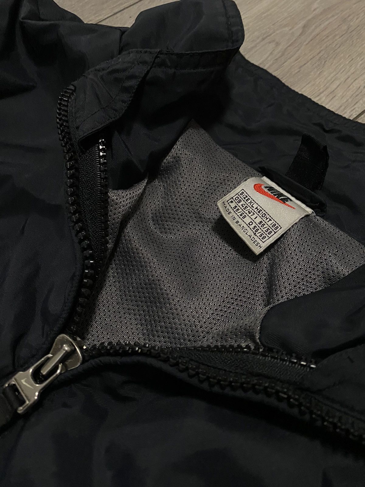 Nike Vintage Nike Nylon Windbreaker Jacket Zip Up Black Y2K Size US XL / EU 56 / 4 - 3 Thumbnail
