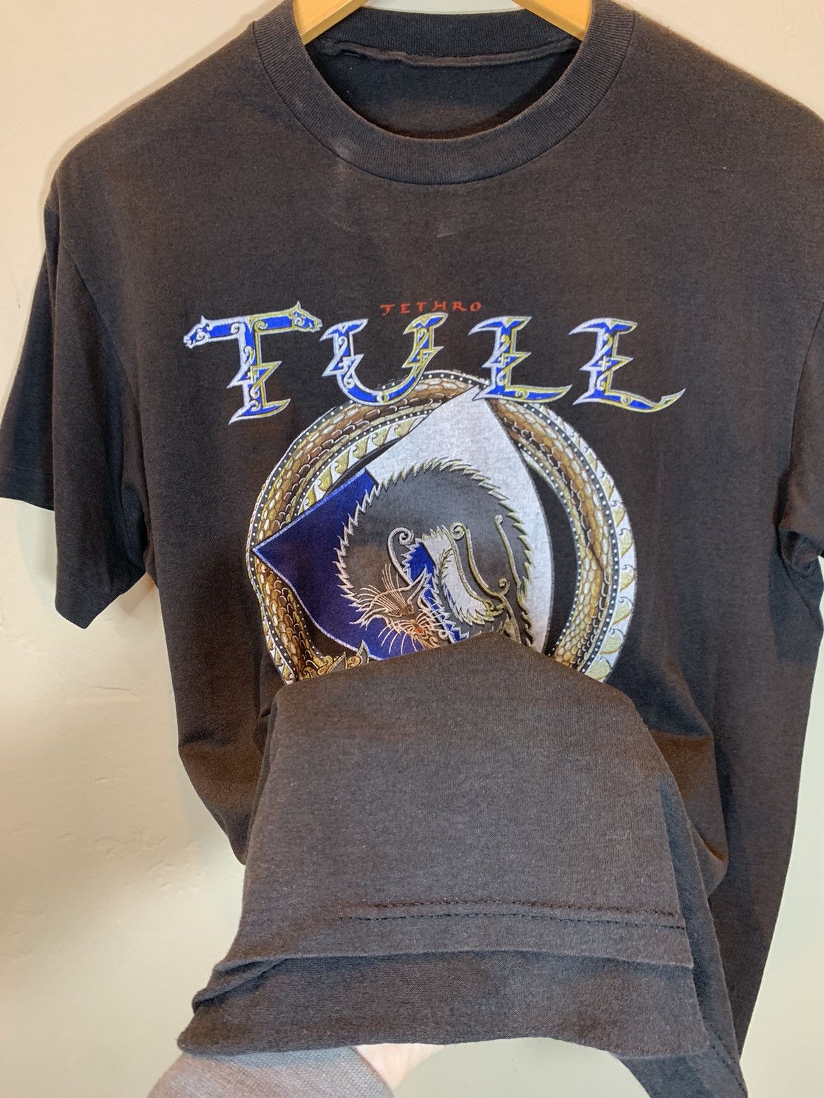 Band Tees × Vintage *RARE* Vintage 80’s Jethro Tull Tour Art Single Stitch Shirt Size US L / EU 52-54 / 3 - 5 Thumbnail
