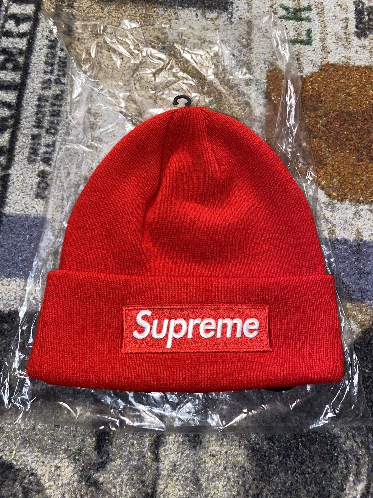 Supreme beanie best sale small logo