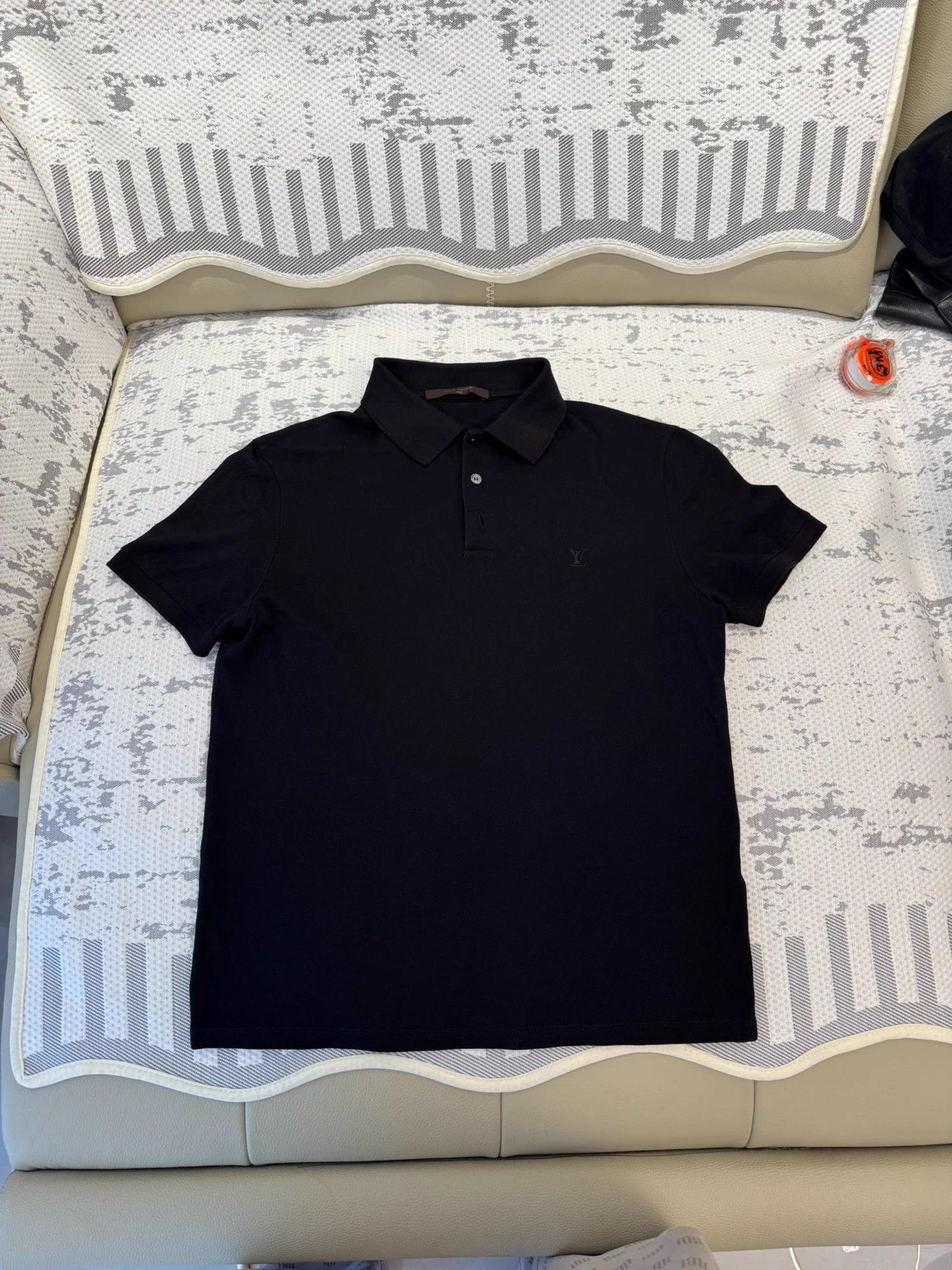 Louis Vuitton LOUIS VUITTON Solid Black Short Sleeve Polo Shirt S Size US S / EU 44-46 / 1 - 1 Thumbnail