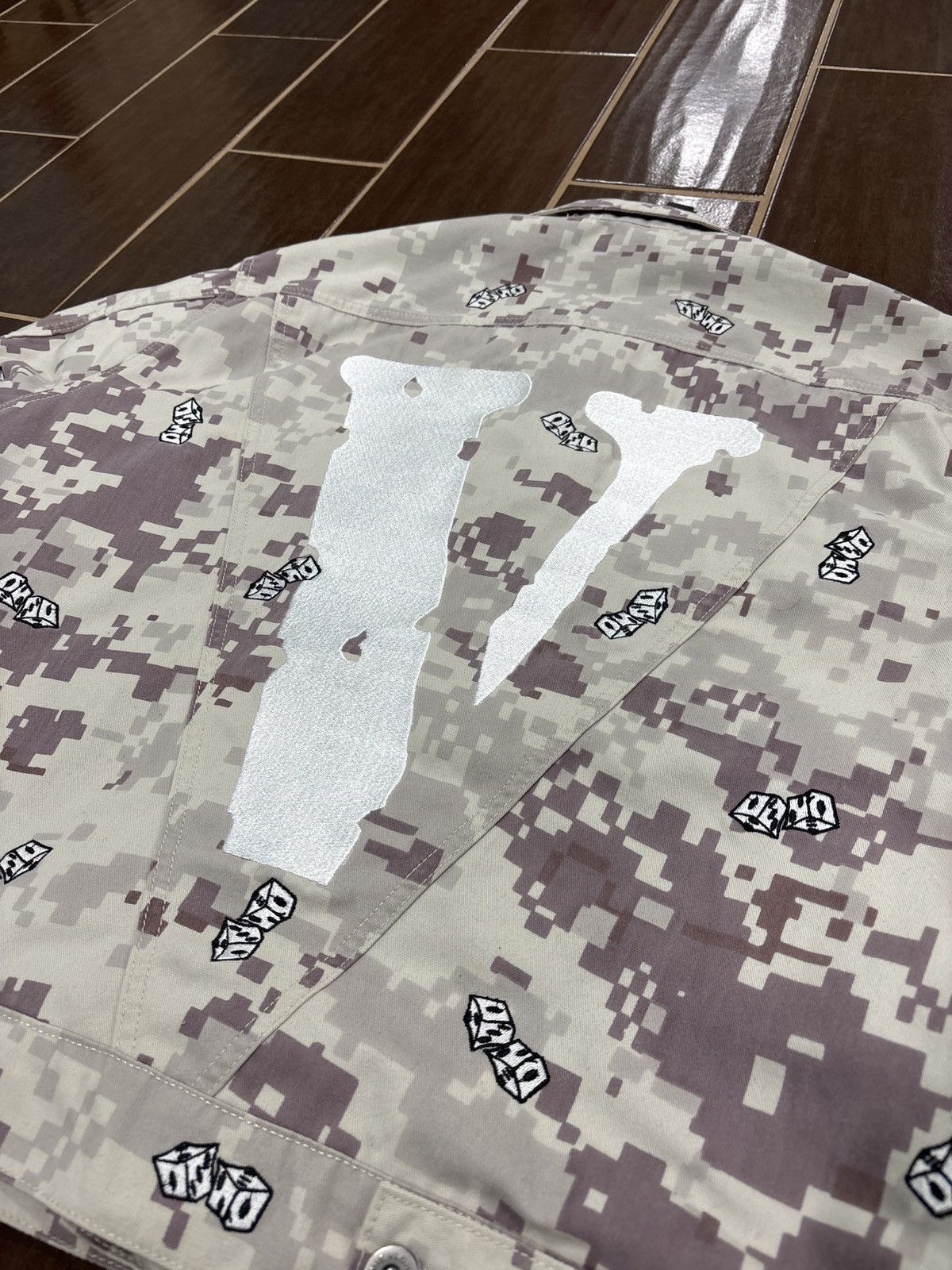 Vlone WORN 5x Vlone Friends Dice Digi Camo Denim Jacket Size Large Size US L / EU 52-54 / 3 - 4 Thumbnail