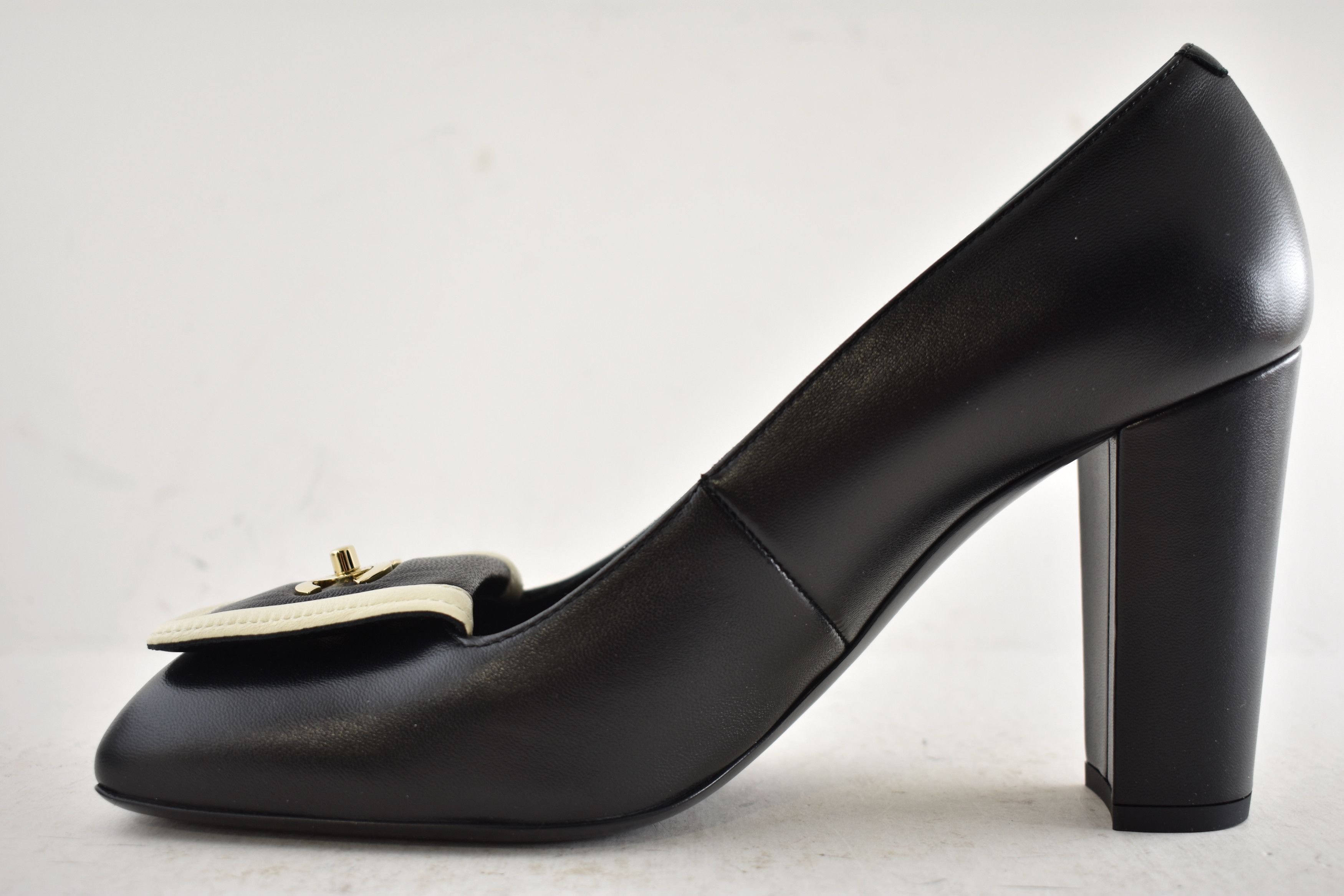 Chanel 26S Blazy White Square Toe Turnlock CC Block Heel Pump 40 Size US 10 / IT 40 - 18 Thumbnail