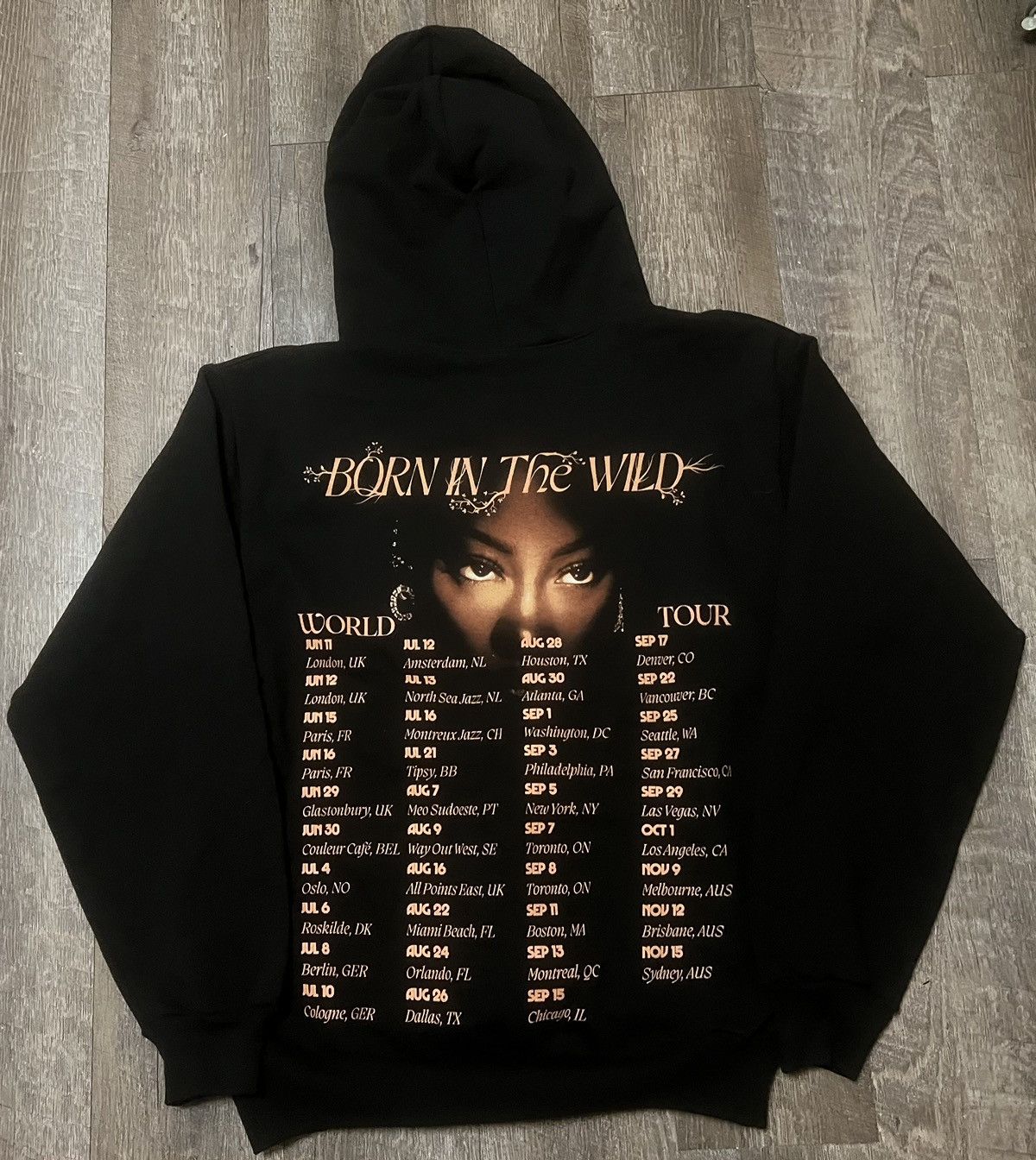 Band Tees Tems Born in the Wild World Tour Hoodie size Medium Size US M / EU 48-50 / 2 - 3 Thumbnail
