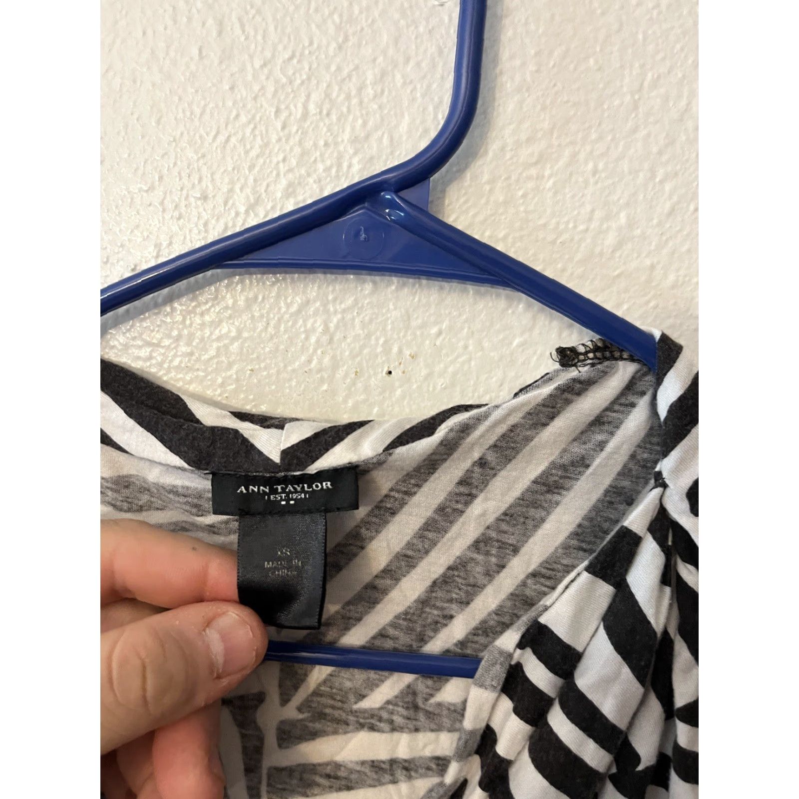 Ann Taylor Ann Taylor top Shirt XS Black White Stripes Sleeveless Round Neck Zip Knit Polyester Spandex Casual Classic Women Size XS / US 0-2 / IT 36-38 - 3 Thumbnail