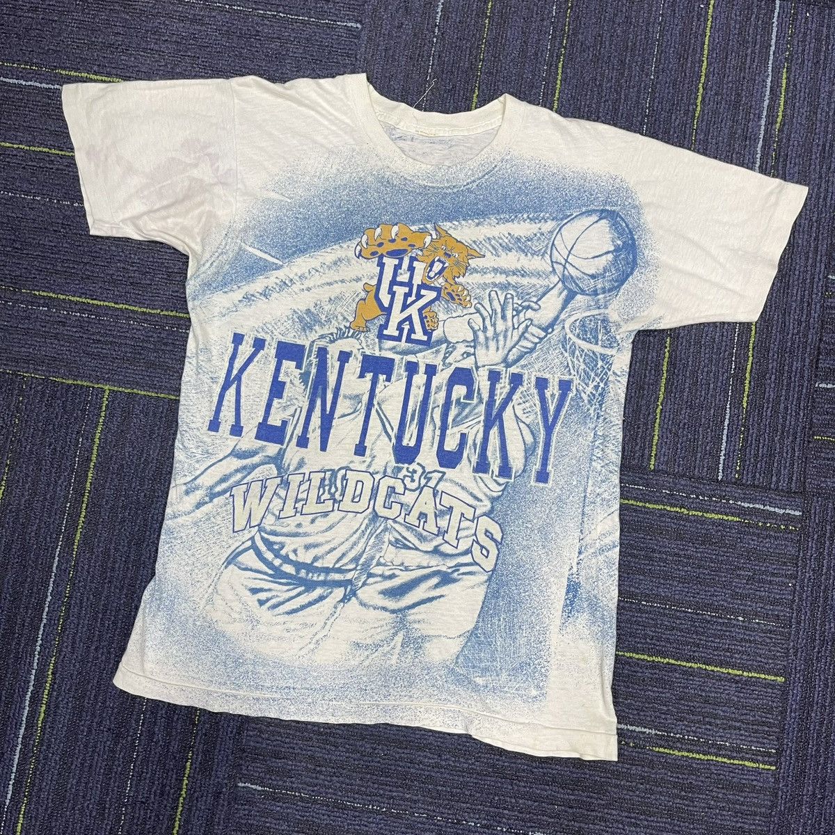 NBA × Vintage VINTAGE KENTUCKY WILDCATS 80s AOP STREETWEAR T SHIRT Size US L / EU 52-54 / 3 - 3 Thumbnail