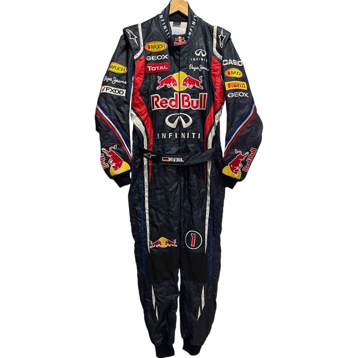 Formula 1 🔥HALL OF FAME LEGENDARY F1 2013 SEBASTIAN VETTEL SIGNED SUIT Size US 34 / EU 50 - 1 Thumbnail