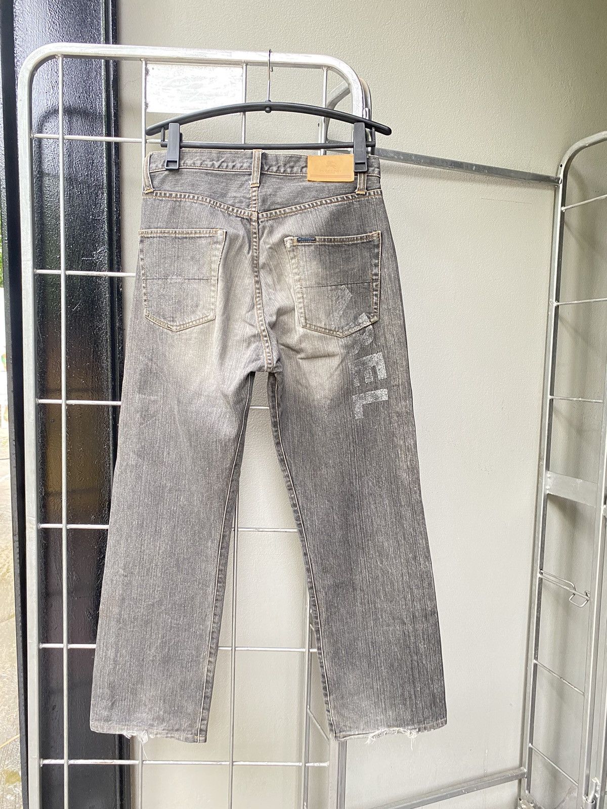 Burberry Burberry grey denim jeans Size US 32 / EU 48 - 2 Thumbnail