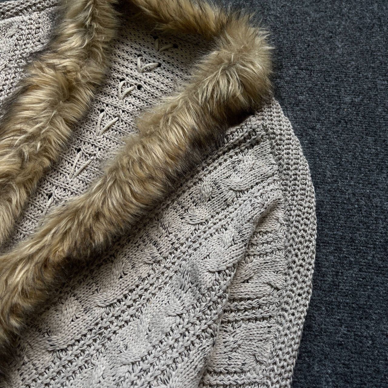 If Six Was Nine VTG Women’s Cape Knit With Faux Fur One Size 00s USA Hype Size ONE SIZE - 13 Thumbnail