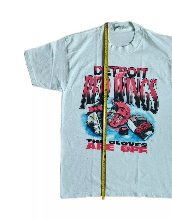 NHL × Vintage Vintage Detroit Red Wings "The Gloves are off" 90s t-shirt Size US L / EU 52-54 / 3 - 9 Thumbnail