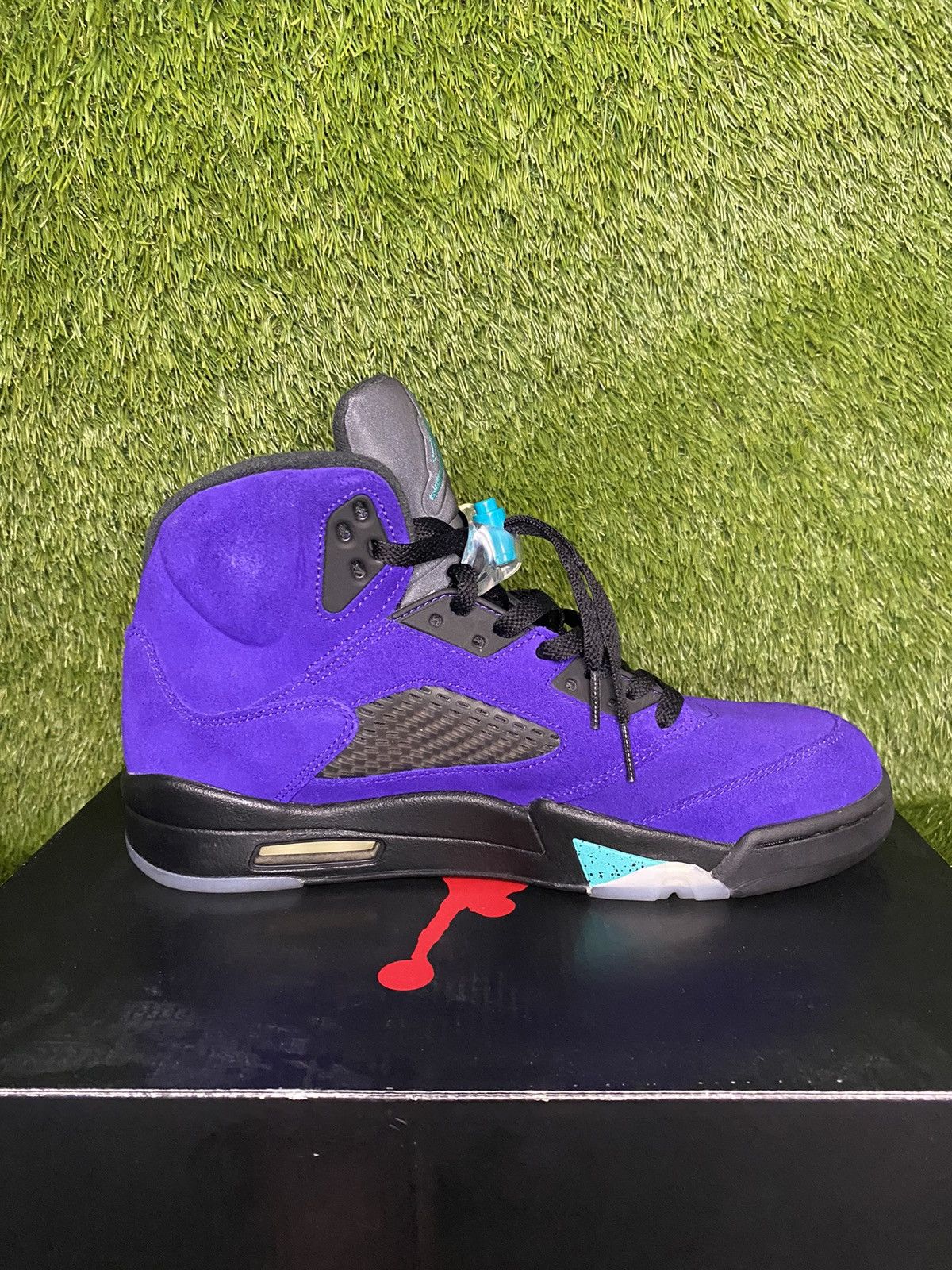 Jordan Brand Jordan 5 Alternate Grape Size US 10 / EU 43 - 4 Thumbnail