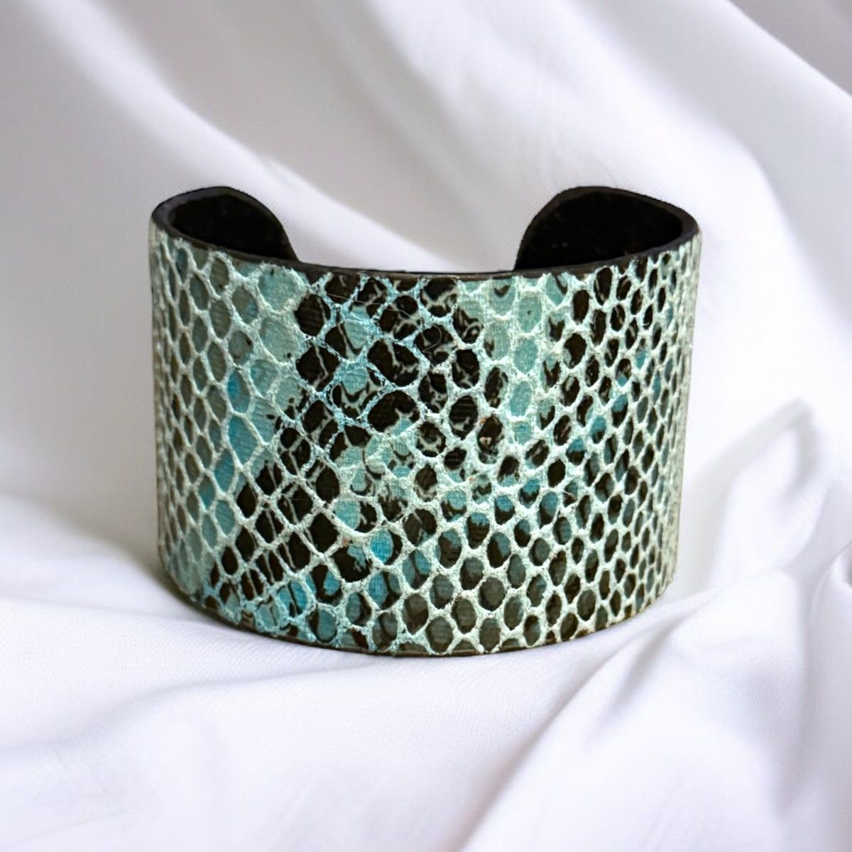 Other Wide blue snakeskin print bangle cuff bracelet Size ONE SIZE - 1 Thumbnail