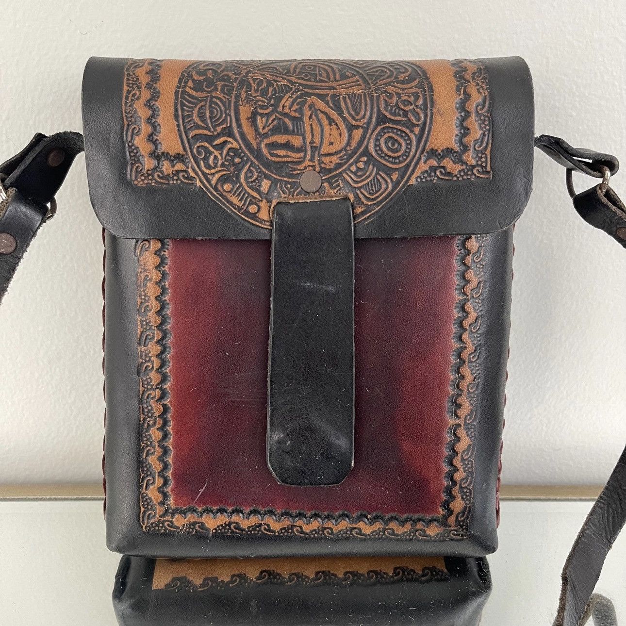 Vintage Vintage Shell Tooled Leather Black Red Aztec Crossbody Bag Size ONE SIZE - 2 Thumbnail