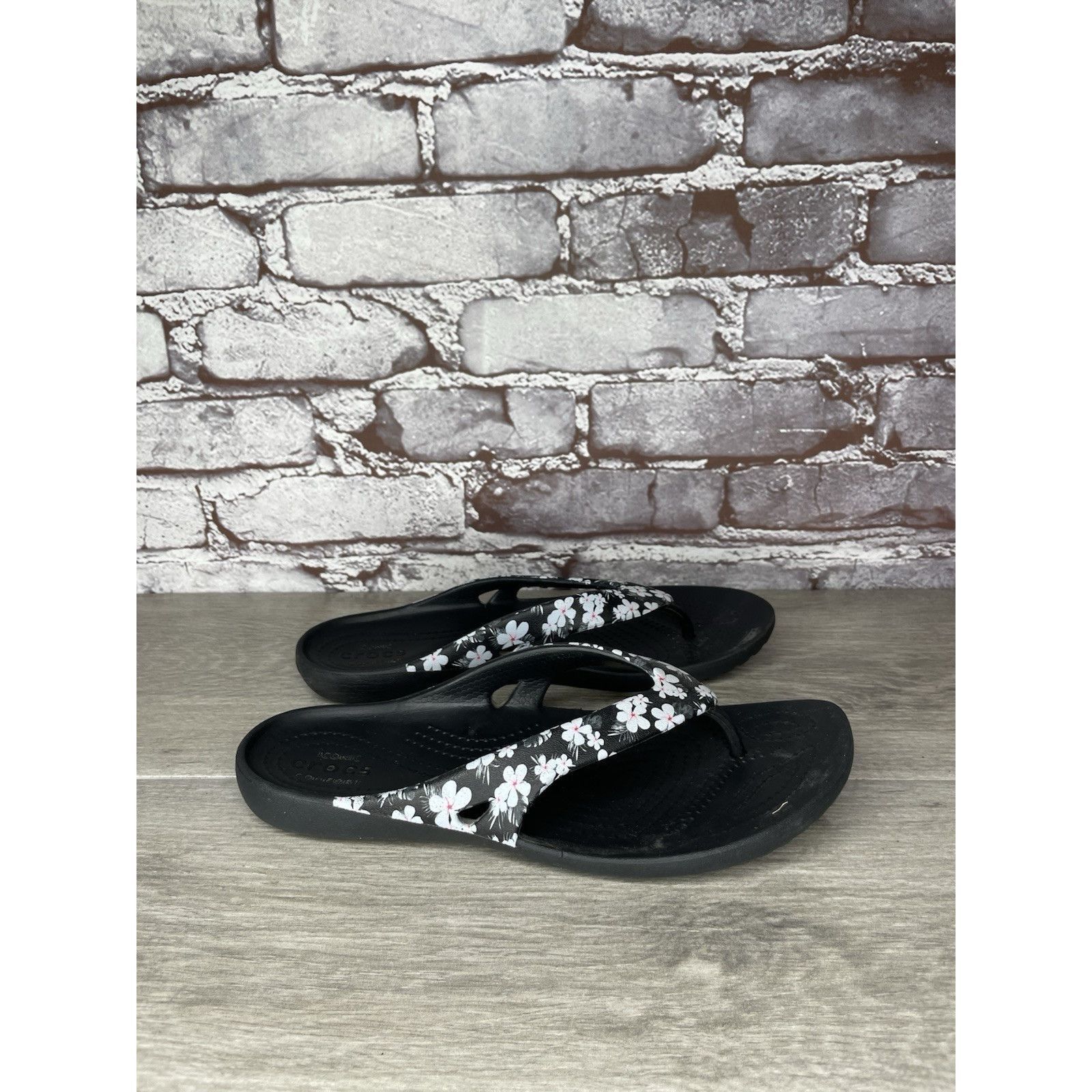Crocs Crocs Kaydee II Gray Floral Seasonal Thong FlipFlops Sandals Size US 7 / IT 37 - 13 Thumbnail