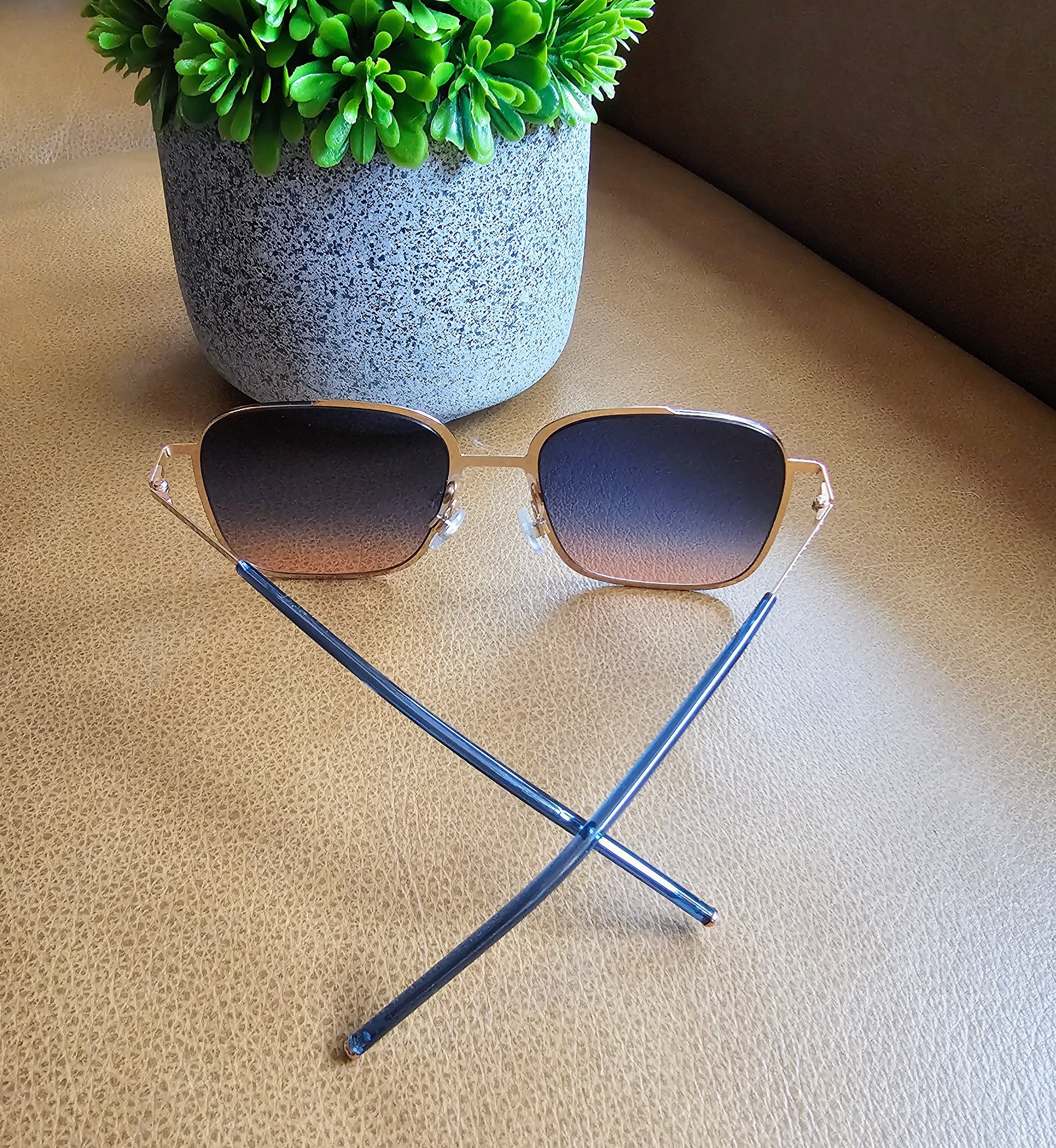 Marc Jacobs Marc Jacobs Square, Gold Metal Frame, Gradiant Lenses. Rare. Size ONE SIZE - 4 Thumbnail