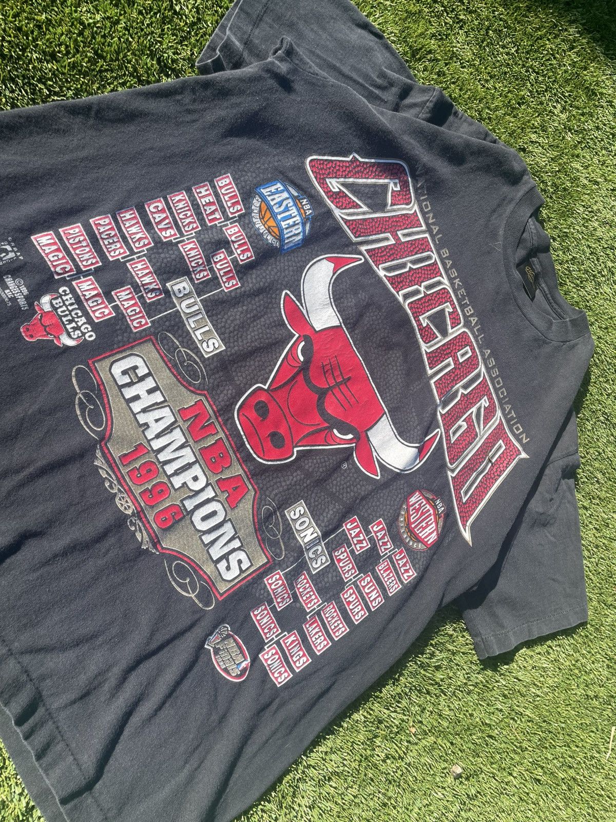 NBA VTG GRAIL 1996 BULLS NBA T-SHIRT 🐂 Size US XL / EU 56 / 4 - 3 Thumbnail