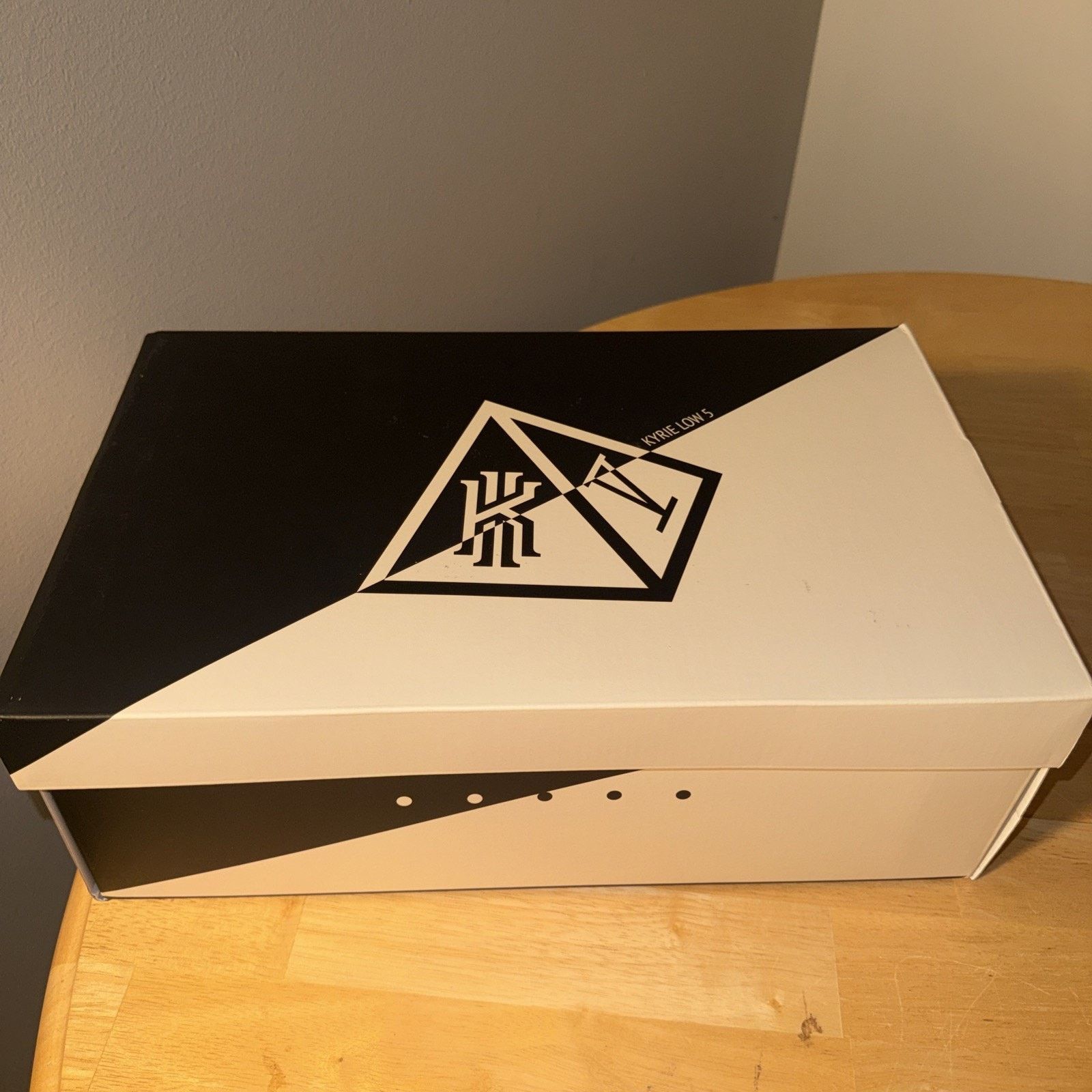 Nike Size 13.5 - Nike Kyrie 5 Oreo - AO2918-100 Basketball Shoe Size US 13 / EU 46 - 9 Thumbnail