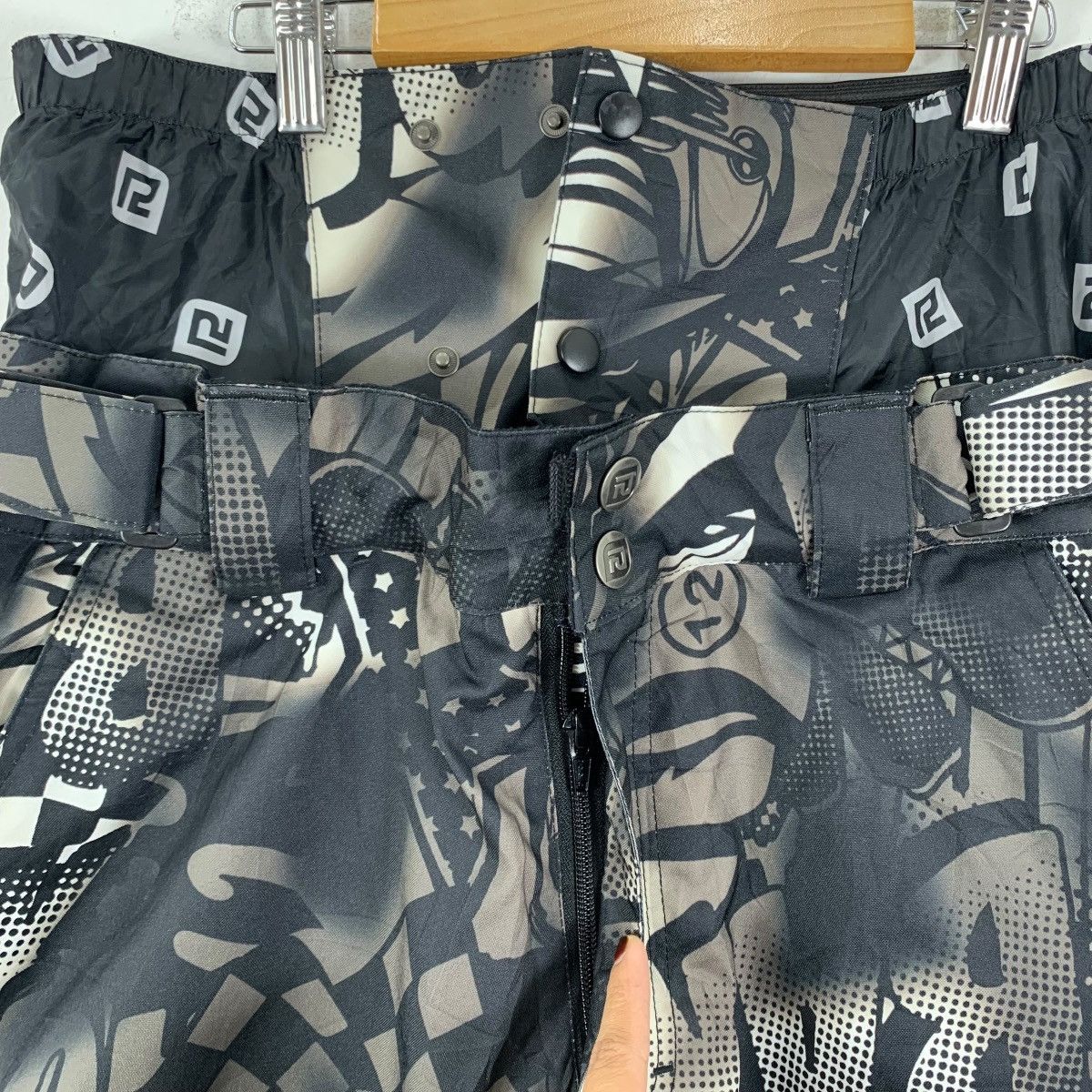 Japanese Brand NEWRALL Japanese Brand Overprint Baggy Ski Pants Size US 34 / EU 50 - 4 Thumbnail