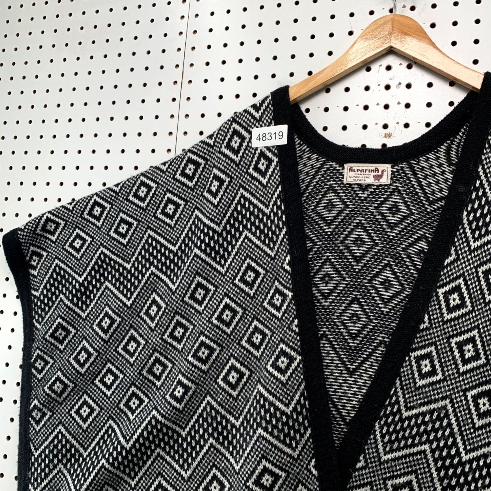 Vintage VINTAGE Alpafina Cusco Peru Alpaca Wool Poncho Geometric Diamond Knit Black White Wrap Size ONE SIZE - 6 Thumbnail