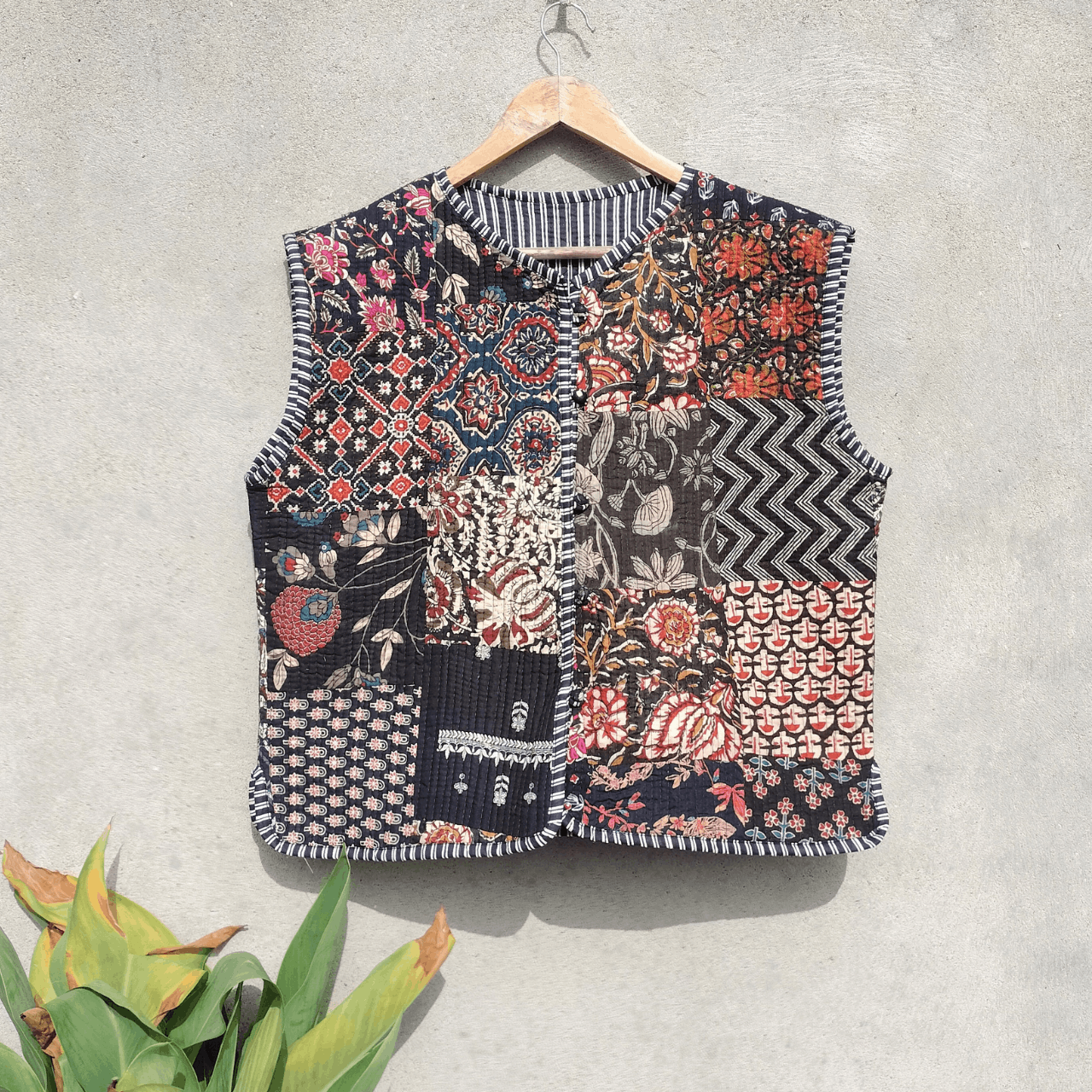 Vintage Handmade Indian Patchwork Quilted Jacket Size L / US 10 / IT 46 - 1 Thumbnail