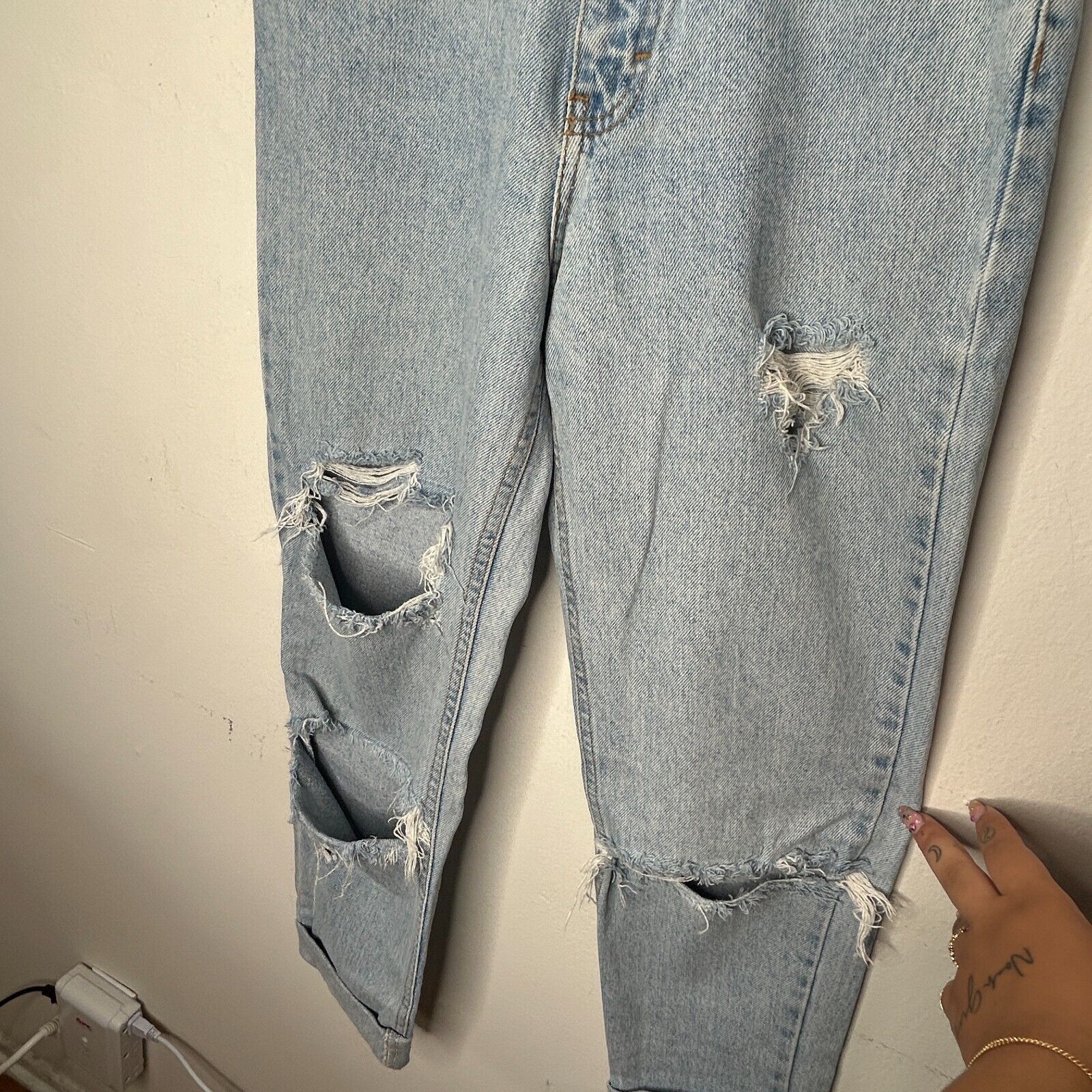 Calvin Klein Calvin Klein Light Wash Distressed Cuffed High-Rise Jeans 4 Size 27" / US 4 / IT 40 - 7 Thumbnail