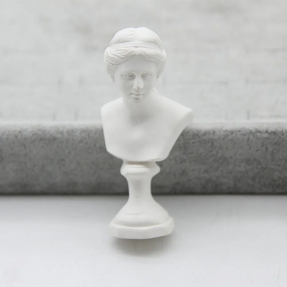 Jewelry Venus Potrait Resin Brooch Pins Size ONE SIZE - 1 Thumbnail