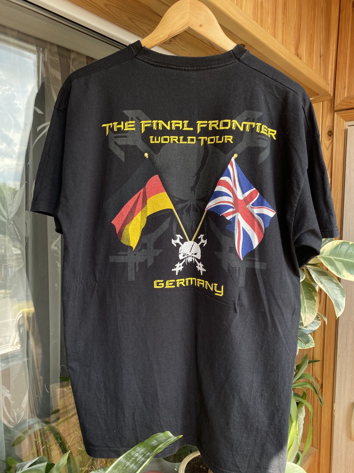 Band Tees × Iron Maiden × Vintage Vintage Iron Maiden 2010 Final Frontier Band TourTee Size US XL / EU 56 / 4 - 2 Thumbnail