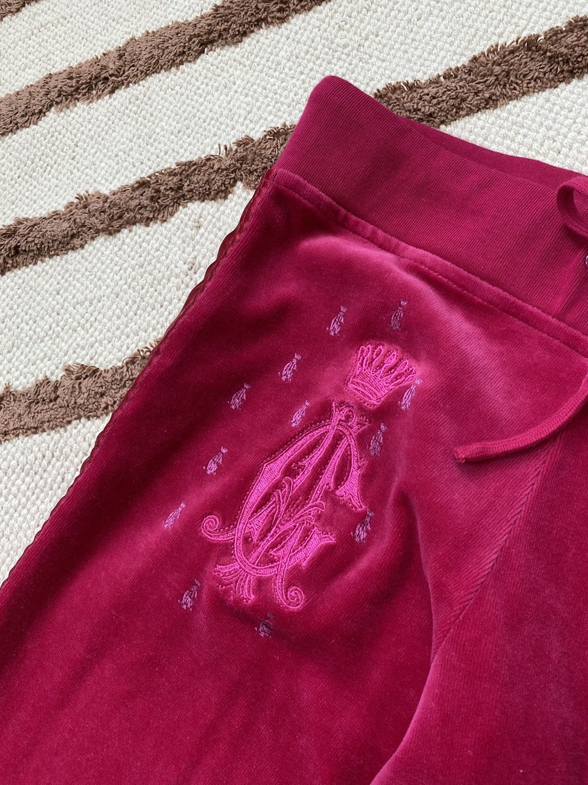 Christian Audigier CHRISTIAN AUDIGIER VELOUR CRIMSON SWEATPANTS Size 27" / US 4 / IT 40 - 6 Thumbnail