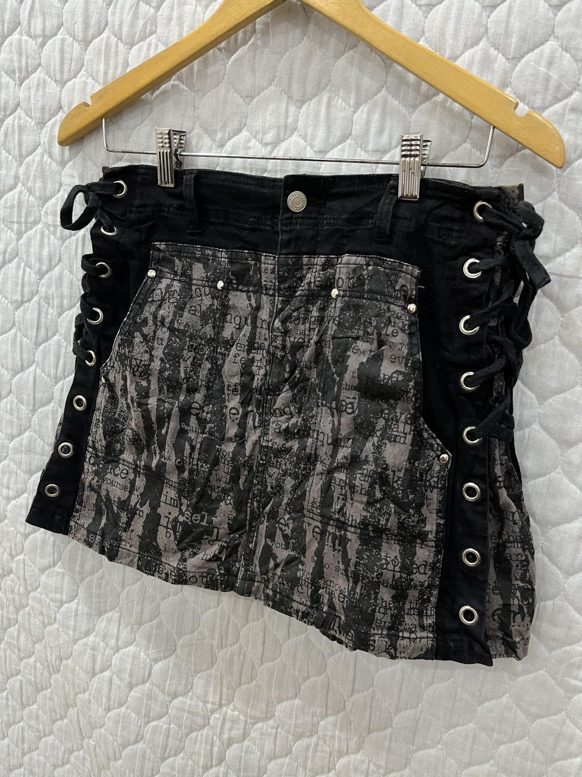 Beauty Beast (Qqqq). ALGON QUINS BONDAGE PUNK SKIRTS Size 29" - 2 Thumbnail