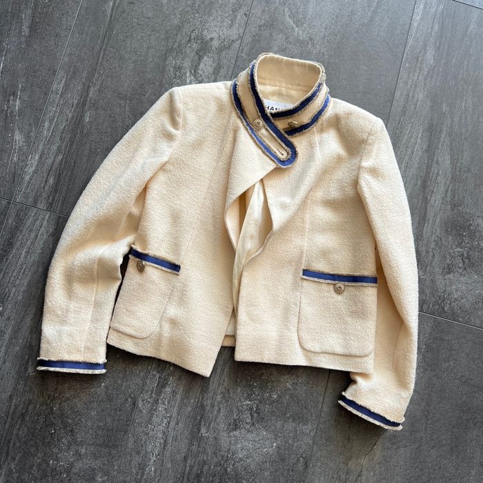 Chanel AUTHENTIC CHANEL M9535 Cream Boucle Jacket