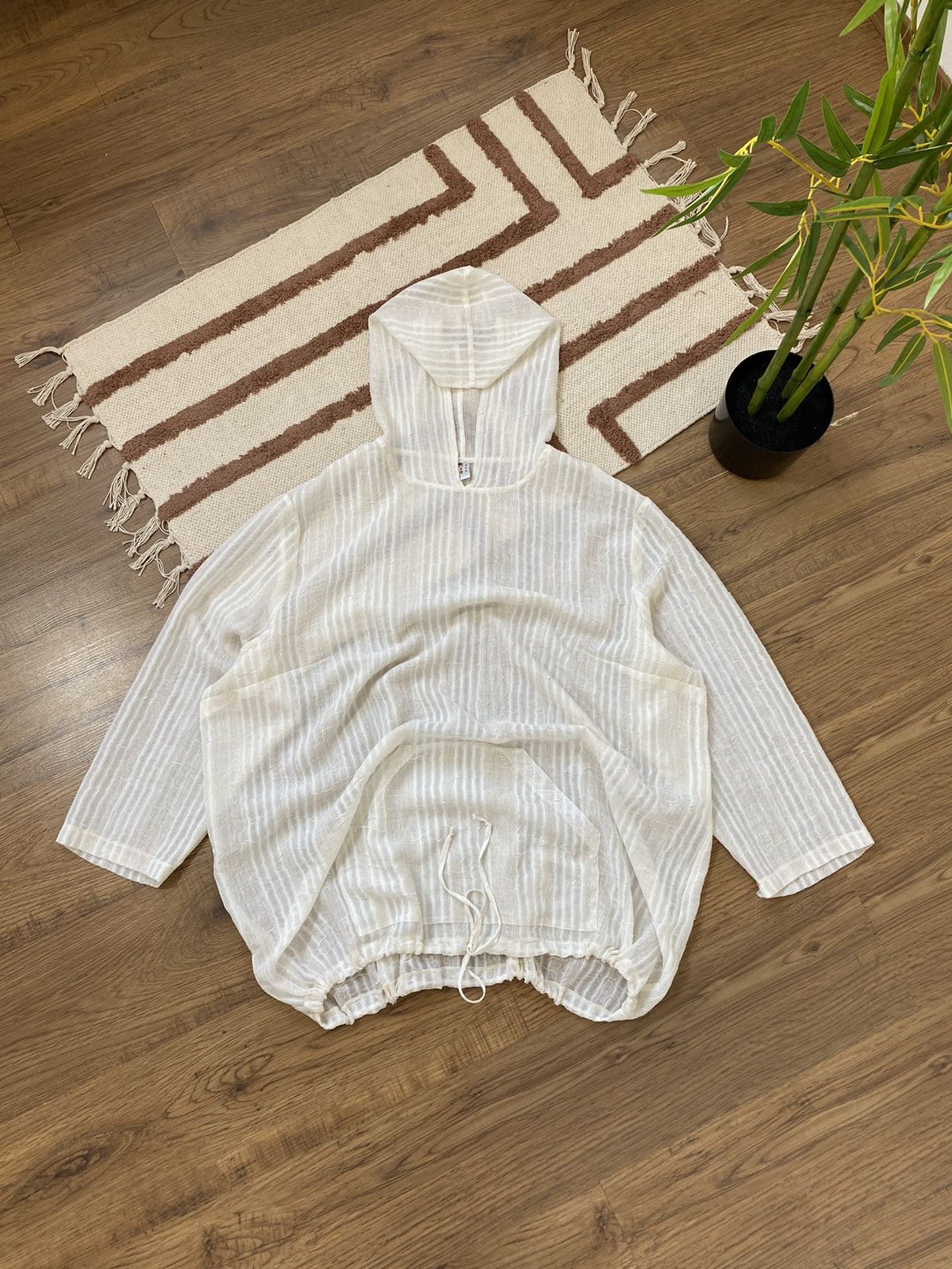 ISSEY MIYAKE STYLE MESH BEIGE OVERSIZED PONCHO