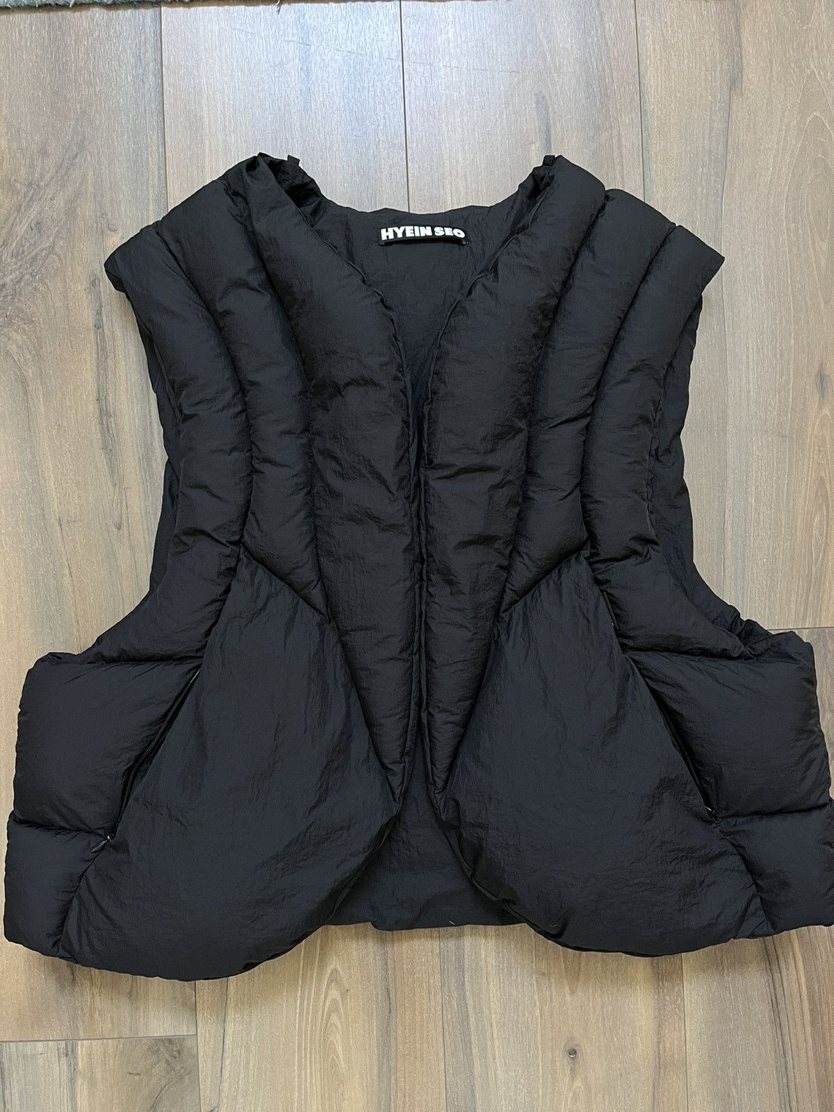 Hyen seo black puffer vest size ( 2 )