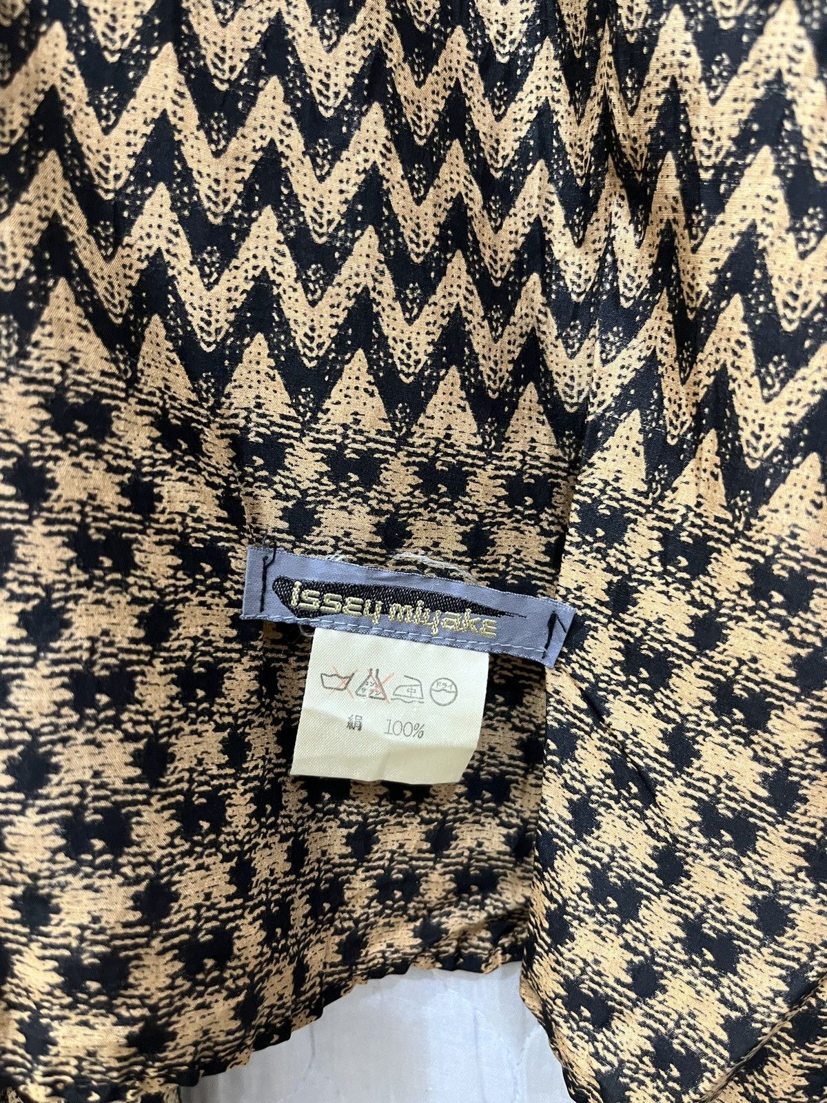 Issey Miyake 🔥🔥🔥 ISSEY MIYAKE LARGE SCARF Size ONE SIZE - 4 Thumbnail