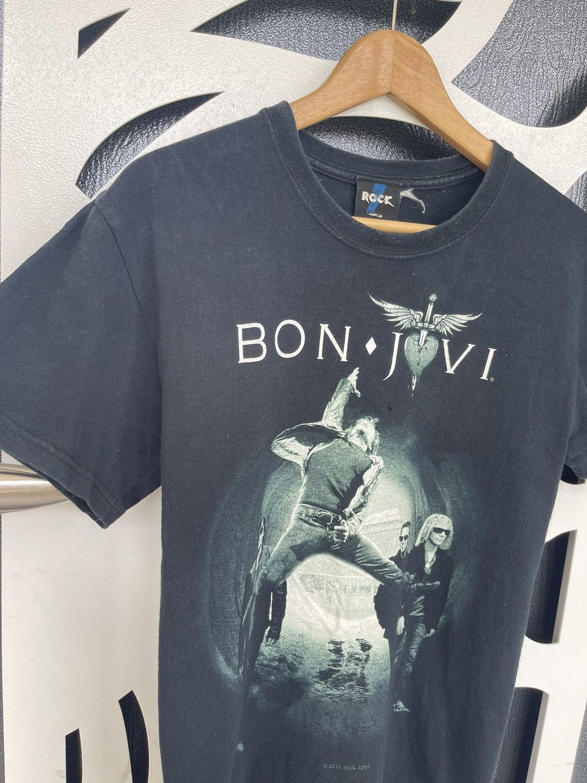 Band Tees × Bon Jovi BON JOVI 2010 VINTAGE TSHIRT Size US S / EU 44-46 / 1 - 4 Thumbnail