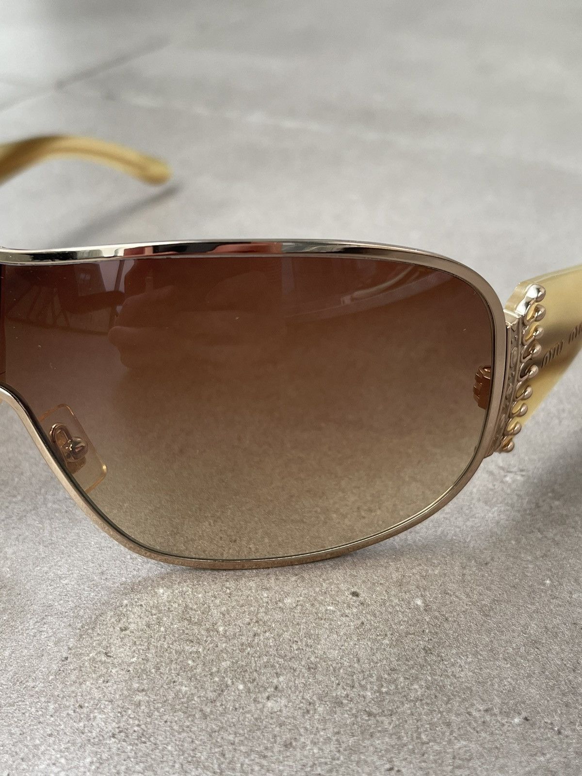 Miu Miu !DS! Miu Miu SMU56G 5AK-3W1 Gold Marble Shield Sunglasses Size ONE SIZE - 3 Thumbnail